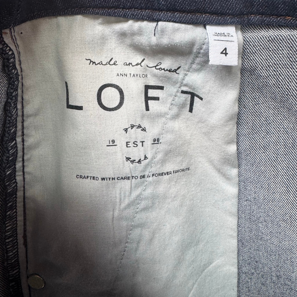 Women's LOFT Blue Denim Mini Skirt with Gold Buttons / pockets Size 4 - Picture 3 of 6